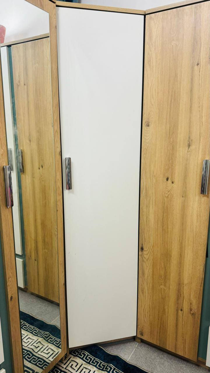 للبيع غرفة نوم متكونه من كنتور زاويه ٦ ابواب ومقسم ٣ قطع وسرير عدد 2 وميز تواليت للتواصل ***********
