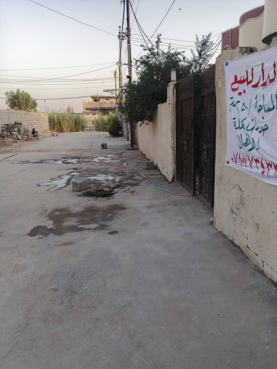 السلام عليكم ورحمة الله بيت للبيع حي ذويب الثاني مساحته 250متر على شارع رئيسي البيت جاهز من كلشي مجاري ع البزل البيت بي غرفتين نوم وصاله و مطبخ و حمام داخلي واستقبال وحديقة جبيرة الله يرزق الجميع للأستفسار الاتصال 
***********
