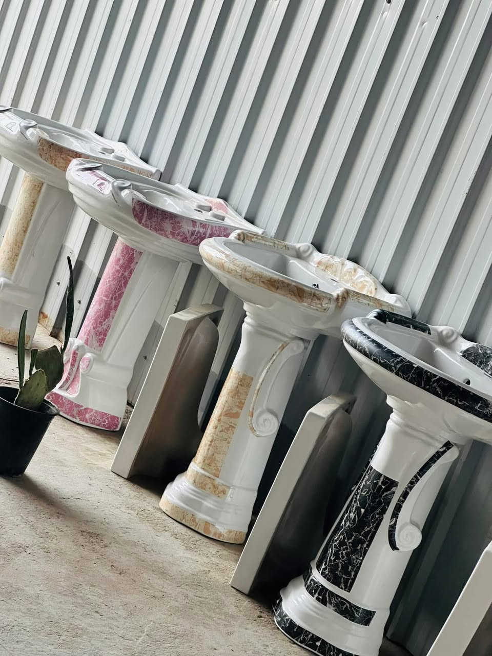 إلى وكلائنا في العراق وصول لدينا مغاسل رئاسي ملون وابيض قياس 70cm ***********
