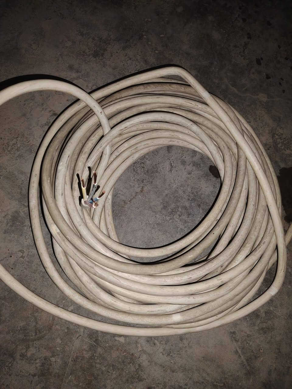 السلام عليكم
كيبل 4* 4 اردني مستعمل نضيف
لا ضربه ولا زلغ
الطول 30 متر
سعر المتر 5 الاف 
بغداد
غير متواجد عالفيس
واتساب ***********
