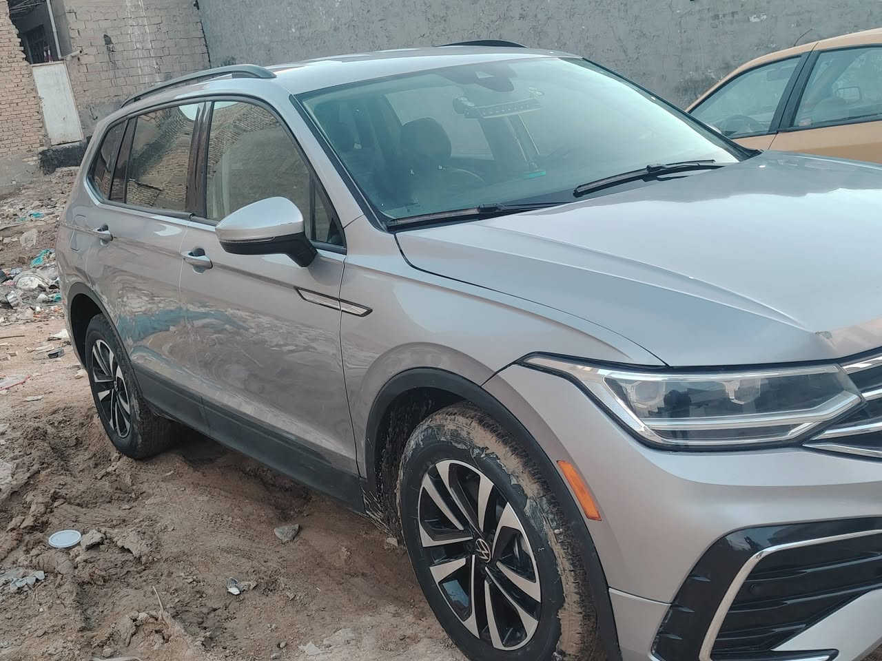 تيكوان للبيع موديل 2024 سياره جديده ماشيه 31 ٧راكب مكينه ٢٠٠٠ اتصل وبيك خير ودلل ***********
