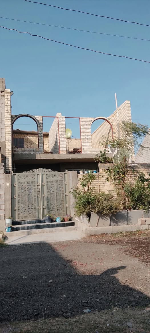 السلام عليكم دار للبيع مساحه 120 متر واجهه 7 نزال 17 
منقطه ناجي طه مقابيل القدس بفرع الجامع زراعي 25 طابقين الأول كامل والثاني نقص بس سكف الاول يتكون من أستقبال و مطبخ و غرفة وصحيات داخلية وخارجيه وصاله وترك خلفي والطابق الثاني 3 غرف و صحيات بناء طابوك درجه اولى الغراض تباع مع البيت للاستفسار الاتصال ***********
