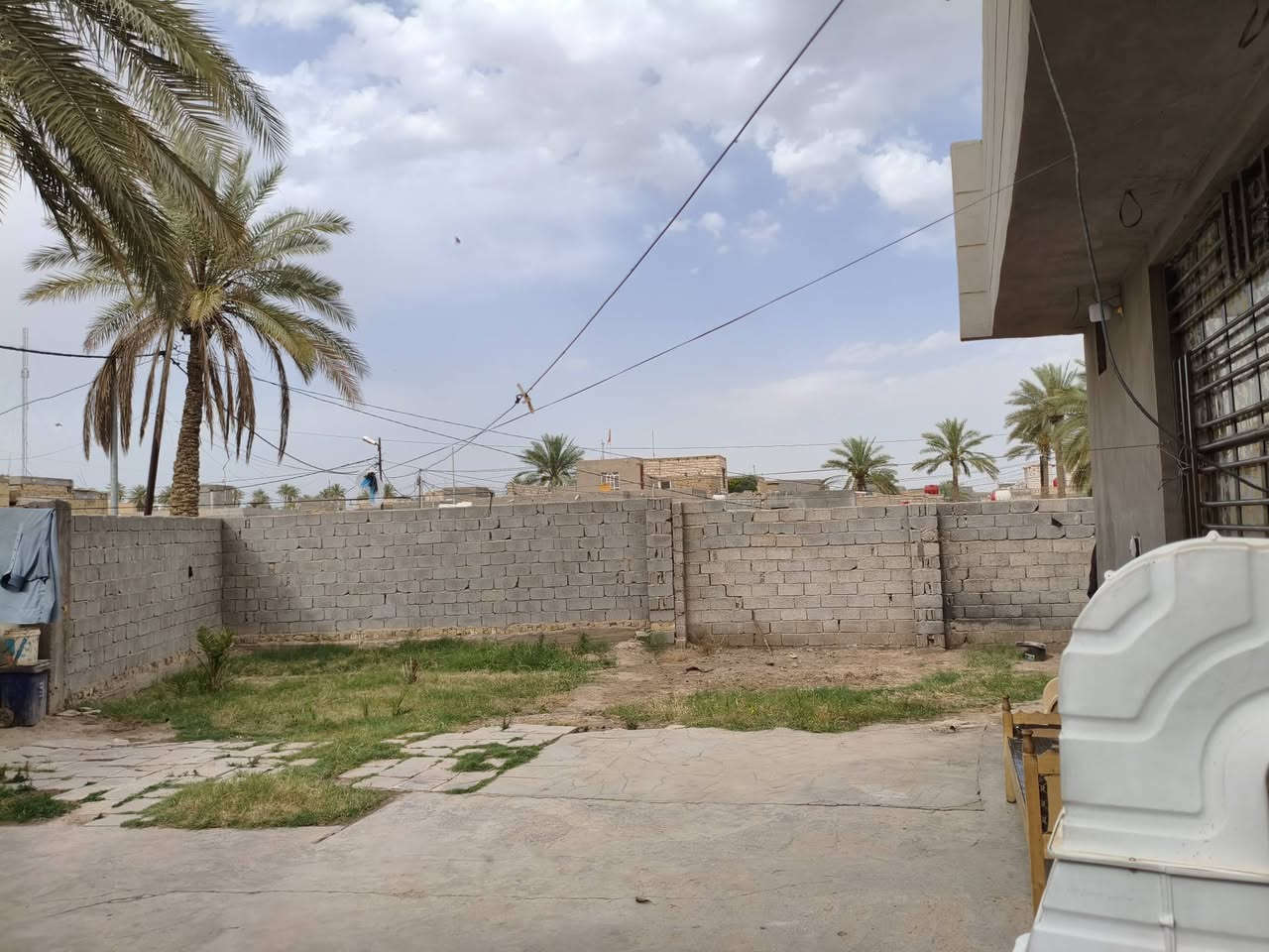 السلام عليكم بيت مساحته 500 متره طاب صرف سند 25 الموقع شارع 20 مداور ثاني بناء طابوق جديد***********
