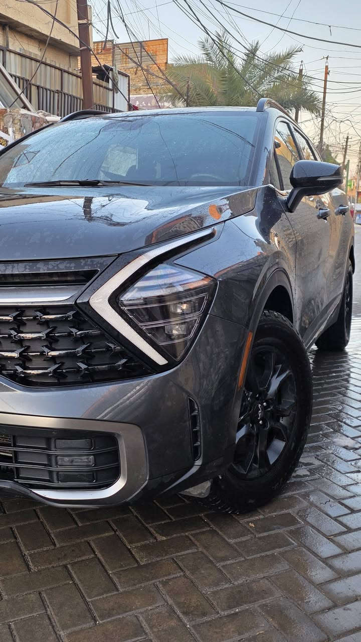 الموديل: 2024 Kia Sportage X-Pro
معروفة مواصفات ال x-pro وكلشي موضح بالصور والحادث والسونار

نوع السيارة: SUV دفع رباعي (AWD)

ناقل الحركة: أوتوماتيكي 8 سرعات

القيادة: دفع رباعي AWD (Active AWD)

المحرك: 2.5 لتر 4 سلندر بنزين (GDI + MPI)

شاشة معلومات وترفيه: 12.3″

دعم: Apple CarPlay & Android Auto

تكييف هواء أوتوماتيكي

بانوراما 

كاميرا خلفية + حساسات ركن

مقاعد مريحة ونوافذ كهربائية

نظام تثبيت سرعة ذكي (Smart Cruise Control

ماشية 23119
رقم بغداد 
 السعر / 23500 
العنوان / بغداد
***********
