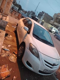 تيوتا يارس ٢٠٠٧ الكشر مكفول من الصبغ والضربه بيه بس داير الجاملغ بي مع...