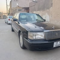 تويوتا كراون • اسود ملكي • ستيرن كهربائي