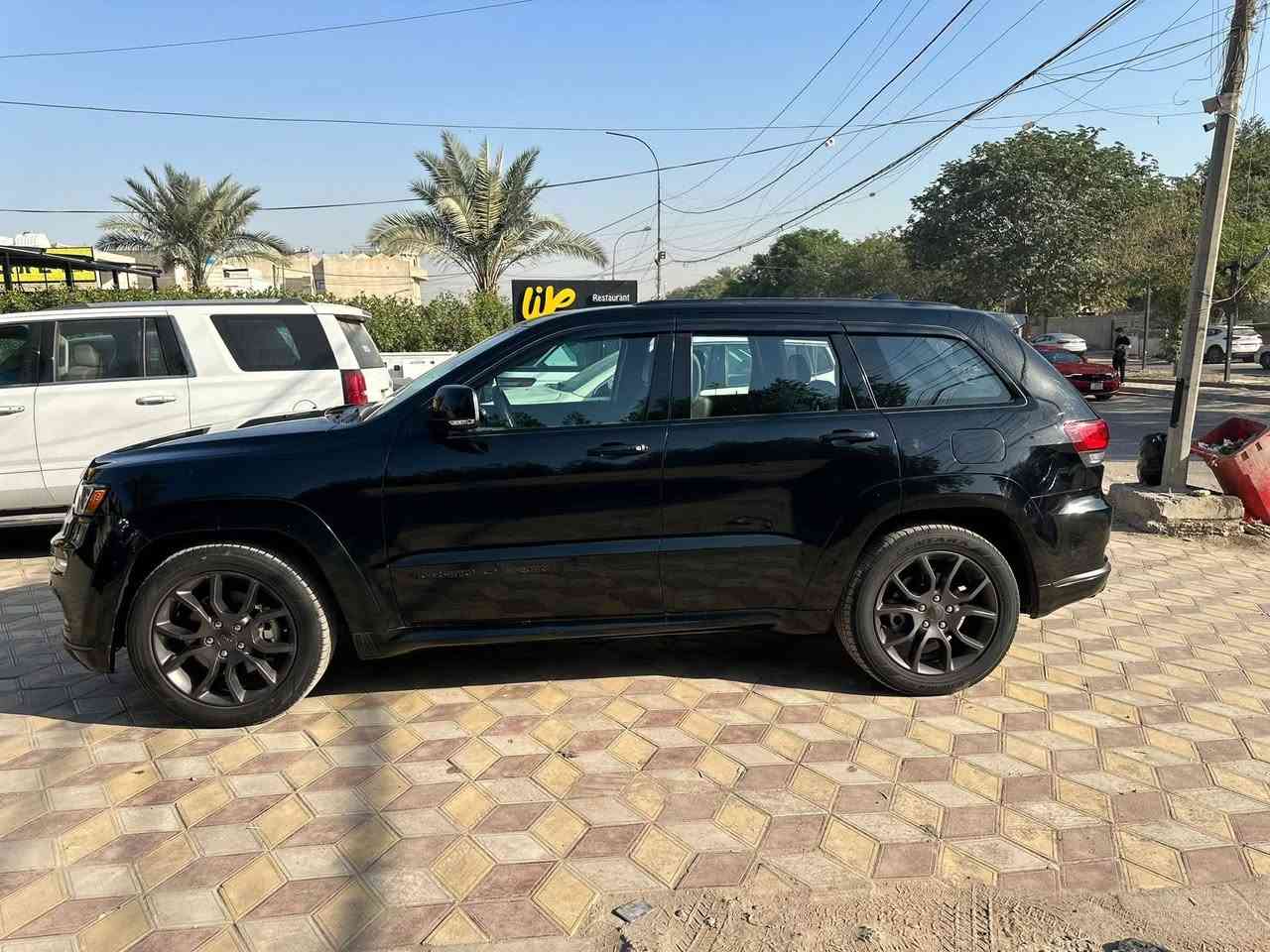 السلام عليكم
جيب كراند شيروكي 
فئة
‏  Jeep High Altitude overland 
فئة مواصفات سومت summit
يعني اعلى فئة بالجيب
اعلى مواصفات من الX وال S والاوفرلاند العادي
رقم بغداد بالاسمي مشروع وطني التاجيات

وارد امريكي حادثها تخريب كسر البنوراما فقط 
يعني السيارة (( كلين . كلين )) بدون صبغ بدون تعديل من الدعامية للدعامية  

وياها السونار مالتها مرفق بالمنشور

السيارة عليها برمجة مراوح
فتح فصلة 
برمجة سكليتر يعندي دوس براحتك
برمجة الاوكتان يعني حتى بانزين عادي فوللها
برمجة كير 
جميع اجزاء السيارة الداخلية والخارجية جديدة

الموديل : 2021
المحرك : V6.  3.6L .

فول مواصفات 1/1
* المواصفات :

1*جكات رفع مستوى السيارة
2* سقف بنوراما. 
3* رادار امامي.
4* تحديد مسار.
5* نقطة عمياء .
6* فرش المقاعد من الجلد . 
7* المقاعد الأمامية كهربائية .
8* ذاكرة لحفظ وضعيات الجلوس . 
9* المقاعد الأمامية مع تدفئة و تبريد و الخلفية تدفئة . 
10* ويل قياس 21 انج اسود  .
11* تدفئة ستيرن . 
12* شاشه 8.4 انج . كار بلي 
13* نظام الملاحة (GPS) . 
14* مصابيح امامية زنون . 
15* المصابيح الأمامية مع LED لايت . 
16* كشافات الضباب زنون . 
17* تشغيل عن بعد .
18* صندوق كهربائي .
19*  حساسات خلفية و امامية .
20* كاميرا خلفية .
21* مرايا بخاصية التعتيم الذاتي يمكن التحكم بها .
22* مرايا جانبية قابلة للطي كهربائيا .  
23* نظام بريك اوتماتيكي
ااسيارة جديدة كلش ريحة الشركة بيها طبعا الامريكي ميتقارن بالخليجي من حيث المتانة والامان وراح ارفق صورها مال امريكا
 
 
السعر ٣٨٥ $ ورقه  
 
الهاتف والوتساب:***********
بغداد
