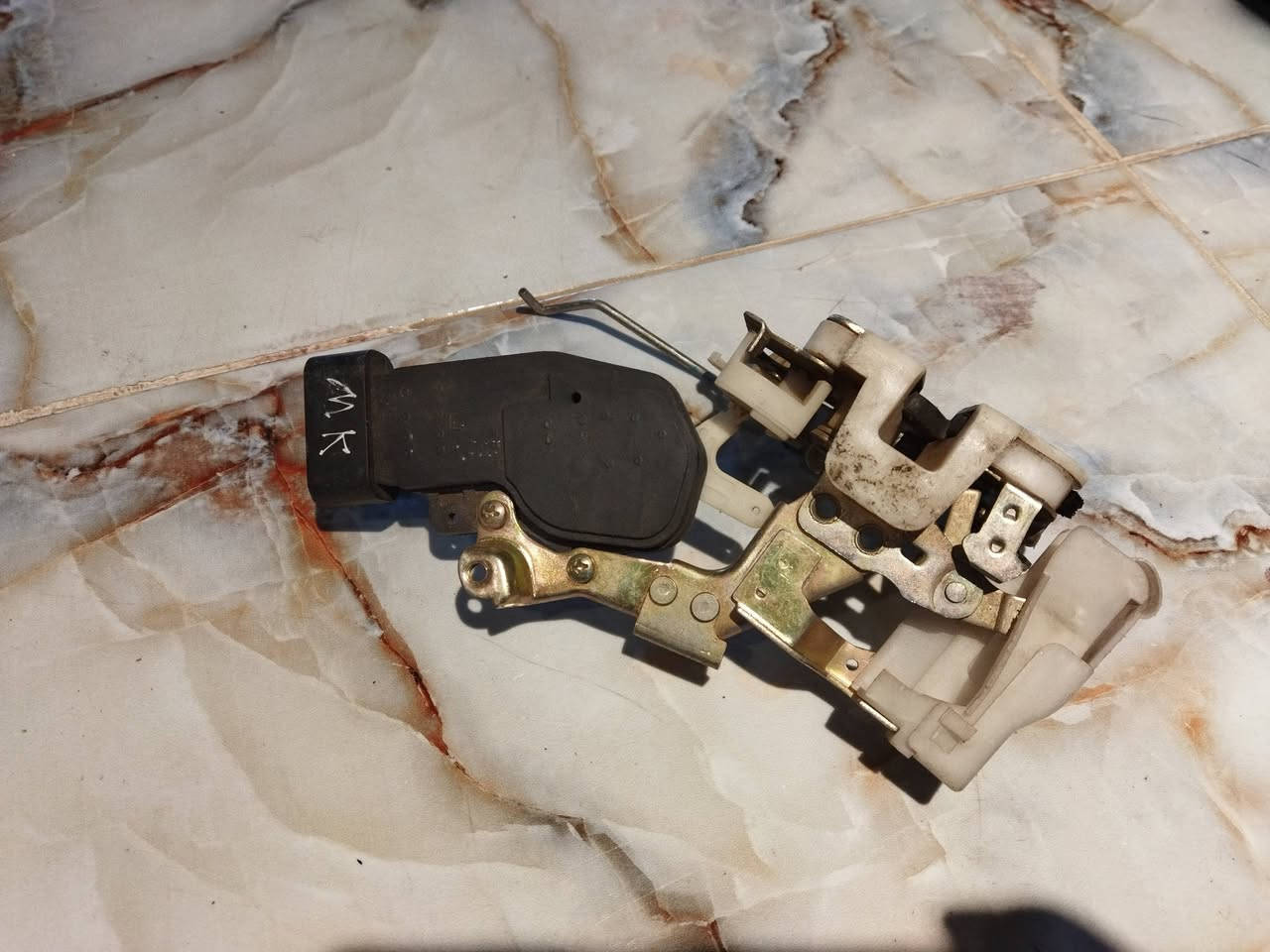 كيلون وسنترلوك  باب السايق باندا اخو الجديد سعره 10 الف مكاني بغداد حي الجهاد *********** واتساب
