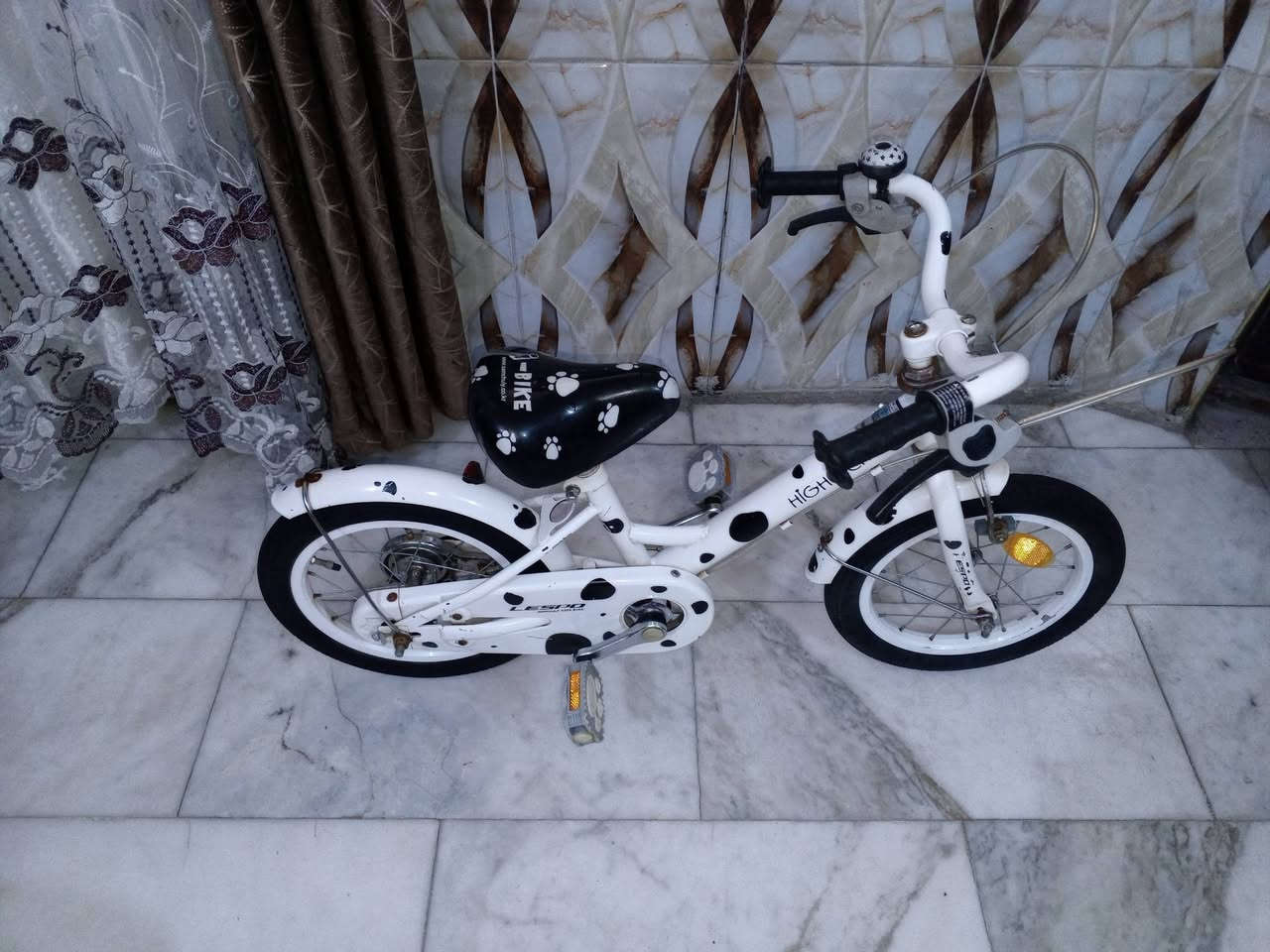 السلام عليكم
بايسكل اطفال ياباني للبيع كسر حاوية سعر 60 الف مواصفات:-
1- لون ابيض 🤍.
2- حجم البايسكل 12.
3- تايرات كتان اصلي .
4- بريك امامي + خلفي شغال 💯.
    نضافة البايسكل 95 %.  مكاني بغداد الشعب شارع الصحة قرب سوق الصبح رقمي للستفسار ***********. 🛑 يتوفر خدمة توصيل بغداد فقط
