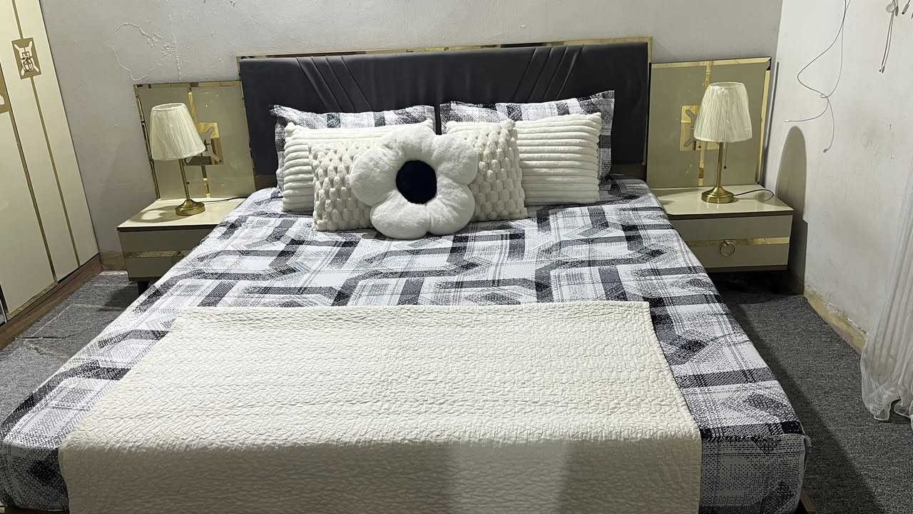 السلام عليكم . 
غرفه تركيه ستعمال اقل السنه سبب البيع اريد انتقل بيت ومحبوره ابيعها 
تتكون الغرفه من كنتور 
وميز التسريحه 
مع كومديات جربايه وجربايه 
الغرفه الله شاهد نضيفه بشكل مو طبيعي الغرفه مجلده بلون اوف وايت لونها الاساس اسود وذهبي سبب التجليد محافضه عليها من الشخوط والوساخ الغرفه تلمع الله شاهد 
العنوان بغداد 
الرقم ‭ ‬772 259 0415
سعرها 500 وبيها مجال 
وللتفاصيل والستفسار اكثر عله الغرفه راسلوني خاص 
وهلاً وسهلاً 🩶🩶.


**إذا كنت صاحب هذا الإعلان وتريد حذفه لأي سبب، رجاءا أرسل رسالة إلى الدعم الفني**