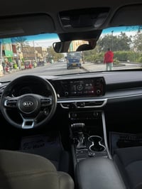 عندي k5 2021 ماشيه 62  ‏حادثه ٣ قطع وثنين كلير بدون شاصي مكينه1600 تير...