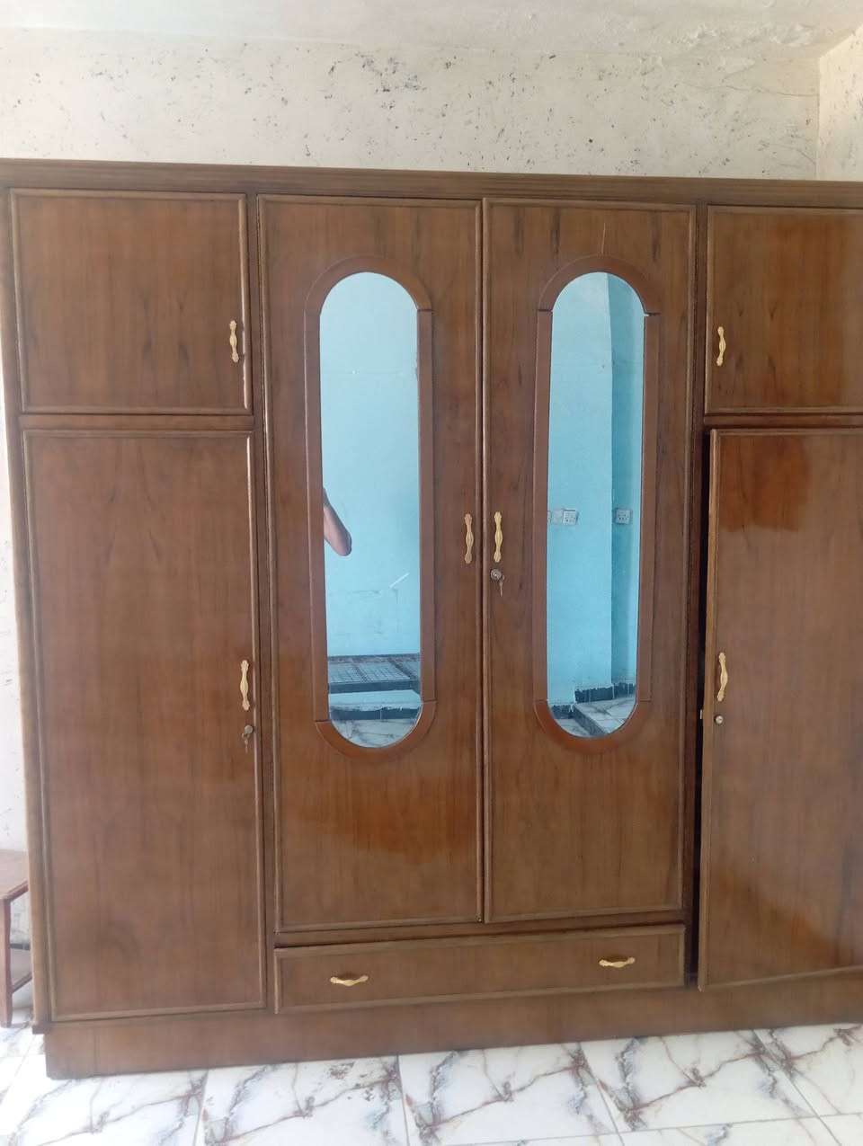 مناور اخو الجديد للبيع صاج داخل وخارج سعرة مناسب جدا اربع بيبان ملحق ***********
