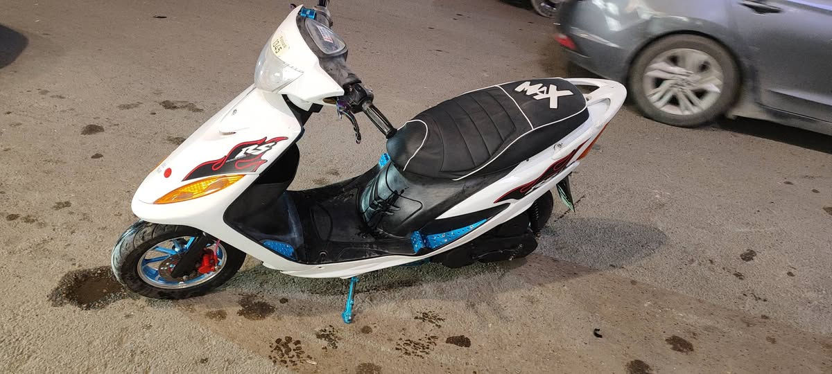 ماكس عدله للبيع
تفاصيله 
الدراجه مكينه 55 
دراجه بيه هواي تزويد 
1/صالنصه ستيل
2/ستان صفح
3/قبق عنبار 
4/ يدات 
5/دوسات ستيل 
6/ ويلكب مشيف 
7/ شيال 
8/اشاير وسطاب برتقالي 
9/لايت زنون
10/ صوندت عنبار 
11/تعلاكه 
12/ قطره
ودراجه شلعه ومعدل تخبل 
خفراته جديده ولا شخط 
نقصه ستان وسط + عنبار امامي 
مكاني البياع حي الإعلام 
سعر 900 الف وبيه مجال بسيط لشراي 
***********
 متواجد من 3 الضهر ل 3 بليل 
اسف عل اطاله
