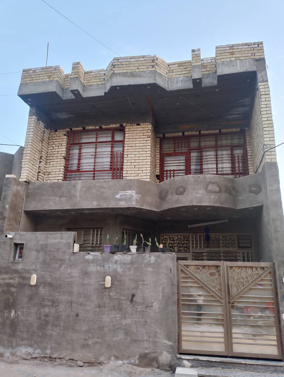 دار طابو زراعي للبيع مساحة 105م 7*15 طابقين بناء درجة اولى يحتوي الطابق الأول على  استقبال و مطبخ و غرفة نوم وخدمات الطابق الثاني نقص بياض وارضية العنوان الشعلة الاخير الغربي خلف محطة وقود الجيازنة للاستفسار الاتصال ***********
