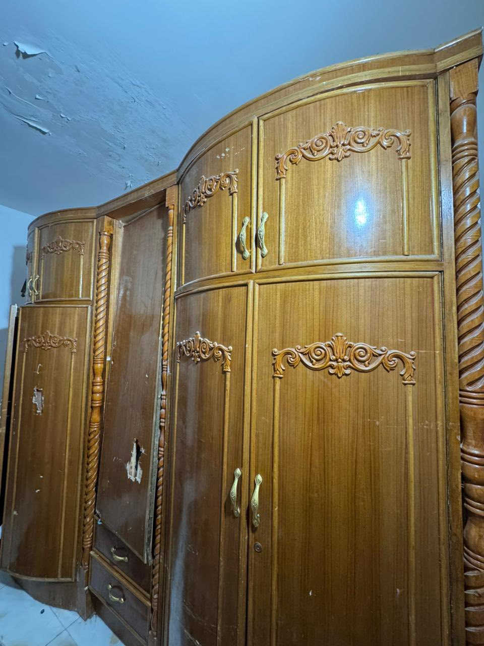 كنتور صاج خشب درجه اولى 5 بيبان اضرار البي كدامكم ومن الداخل نضيف جدا سعره 250 وبي مجال بسيط
***********
