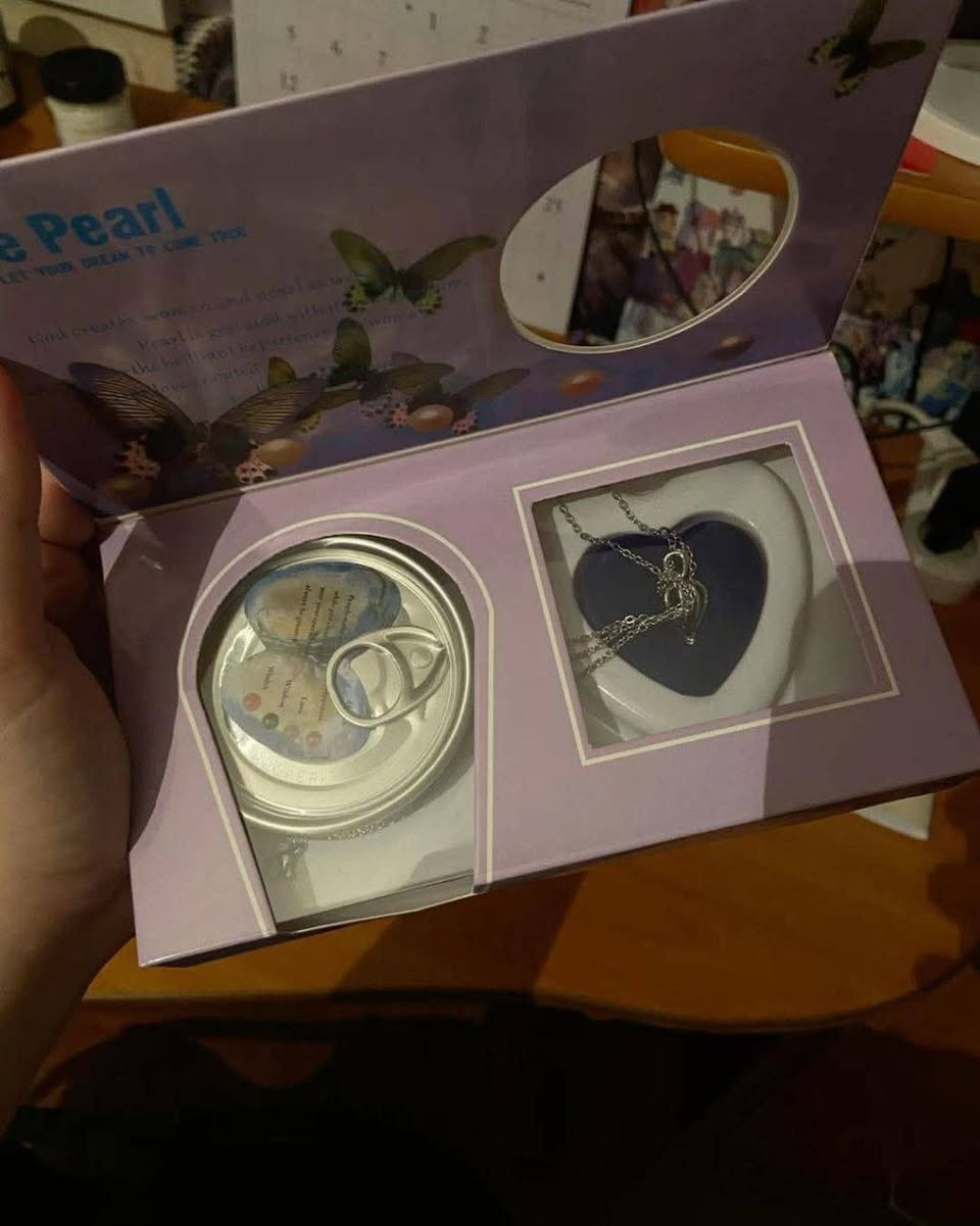 #قلادة اللؤلؤة محار طبيعي وليس صناعي 🦪🌟
قلادة اللؤلؤة الطبيعية أهدي من تحب هدية مختلفة من الطبيعة 100% ✔️🦪

حاير بختارك لهدية ؟ وتريد شي غريب ؟ 
لتحير وية قلادة اللؤلؤة 🦪😍

الحلو البيها انو أنت تستخرج اللؤلؤة بيدك فكرة تجنن 😍

عبارة عن علبة بدخلها محارة بداخل المحارة لؤلؤة 🐚🦪🦪
بعد مطلعون اللؤلؤة من المحارة
تخلوها بداخل القلادة 🐚🤍

بكج متكون من محارة حقيقة مستخرجة من البحار بداخلهة لؤلؤة + قلادة 🦪🤩🐚

هدية روعة تهديها🦪 لمن تحب 🤭😍♥️


**إذا كنت صاحب هذا الإعلان وتريد حذفه لأي سبب، رجاءا أرسل رسالة إلى الدعم الفني**