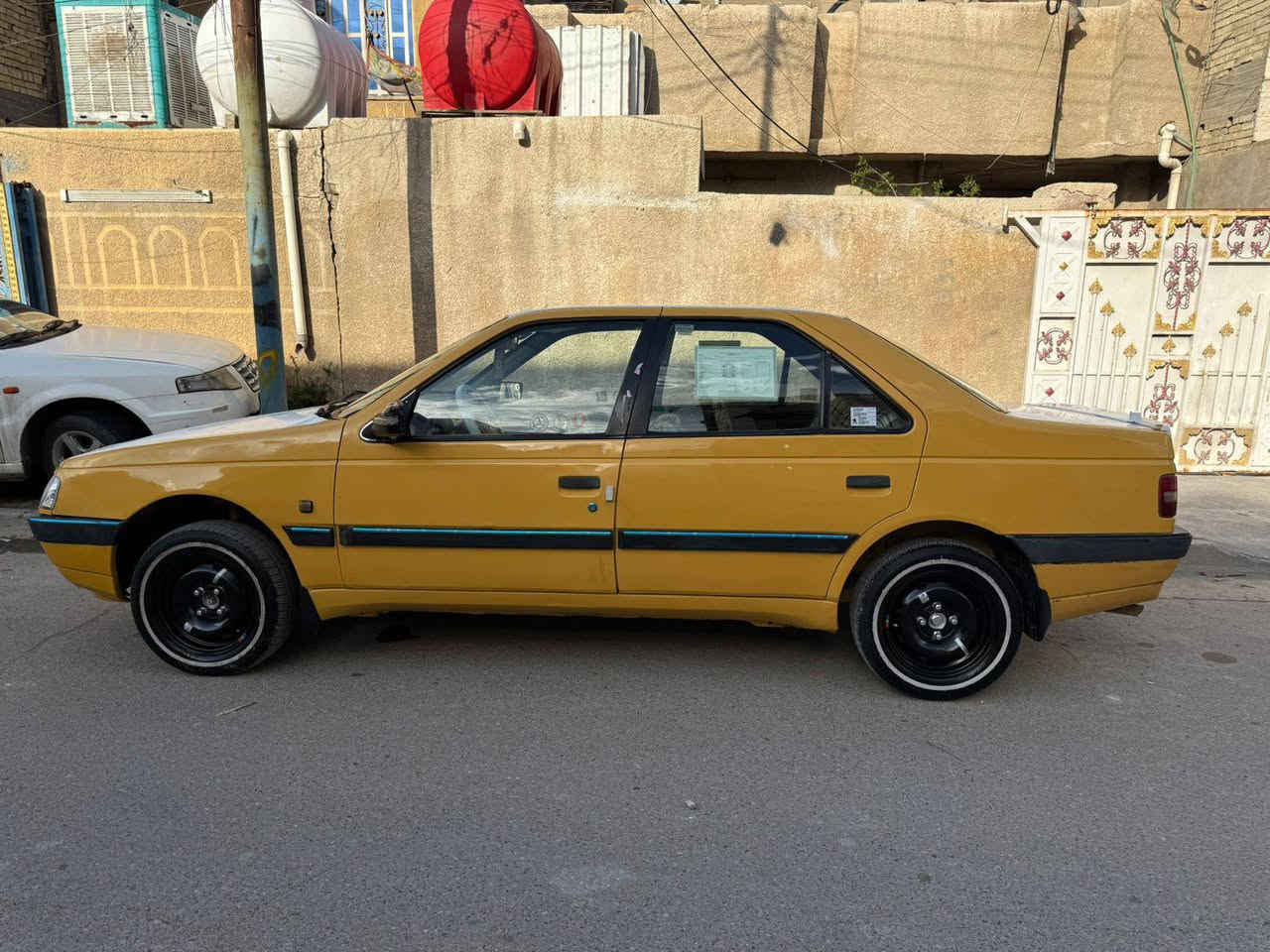 السلام عليكم 
بيجو GLX 405  مصفره هيئه وغرامات رقم جديد سنويه جديده سياره كير مكينه تبريد خير من الله مكينه فرنسي المرغوب سياره جهازيه حداديه كامله انكر سلف واطلع صبغ دواير وللجماليه راعيهة يمي ويريد تحويل مكاني شعب ***********
