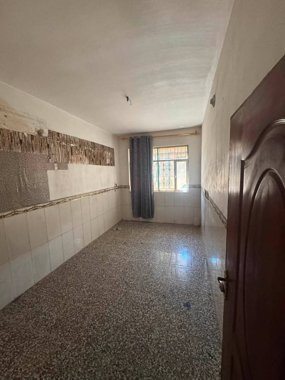 شقه للايجارالشعب مقابل مطعم حجي عادل
غرفه وصاله وخدمات طابق ثاني 

معروضه بمكتب الكناني *********** 

٢٥٠ قفل
