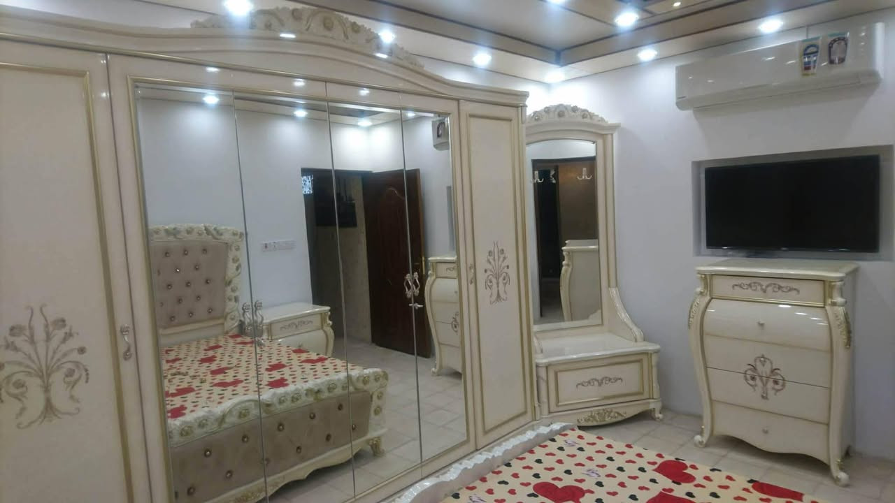 السلام عليكم / غرفه نوم للبيع الغرفه نوع تركي اصل صبغ حراري نضيفه والا ضرر بيه / سبب البيع / ضيق المكان /
عدد القطع / ٧ 
السعر / مليون و ٦٠٠ /_
العنوان / الزعفرانيه شارع المعهد شارع المنصه 
الرقم / *********** /
