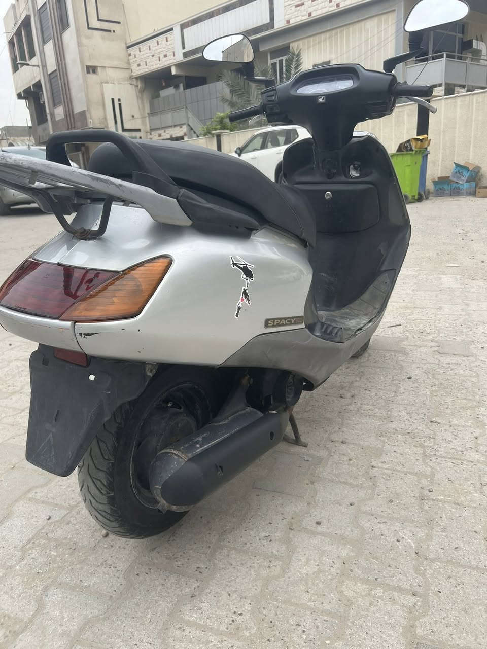 السلام عليكم 
سبيسي للبيع دراجه بلاديه نضيفه مابيها نواقص محرك ناعم كهربائياتها كلها شغاله نكره سلف بكل وقت يرادلها فقط باتري السعر 500 وبيها مجال مكاني الاعظميه رقمي ***********
