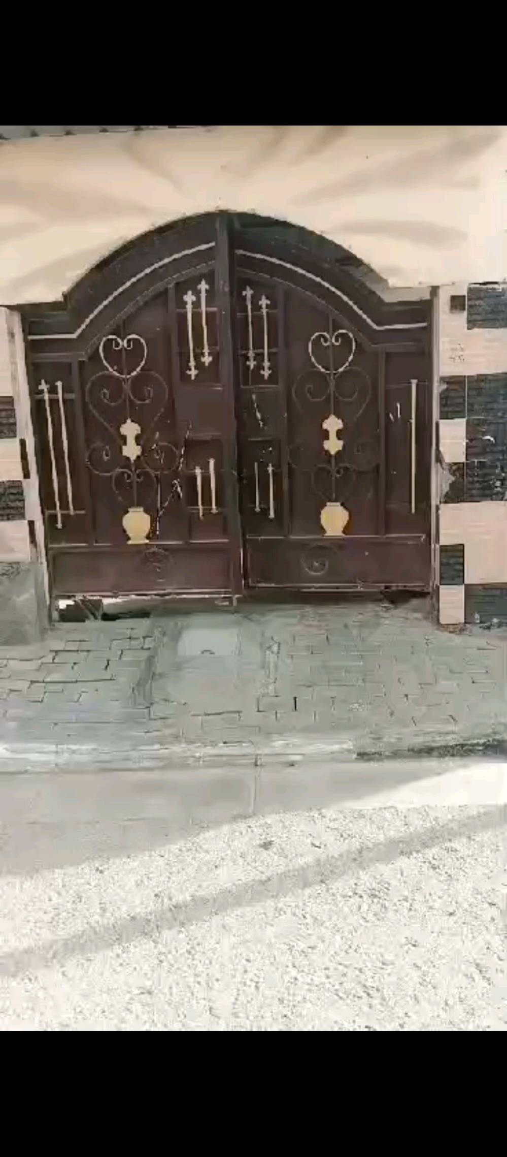 السلام عليكم 
بيت في كربلاء حي النصر مساحته 100 متر طابو صرف  طابقين الارضي غرفة نوم و صاله و استقبال و صحيات و مطبخ و طارمه كبيره تسع سياره و صحيات خارجيه
و الطابق الثاني غرفة نوم و صحيات ومطبخ وصاله
لمعرفة السعر اما الاتصال ***********