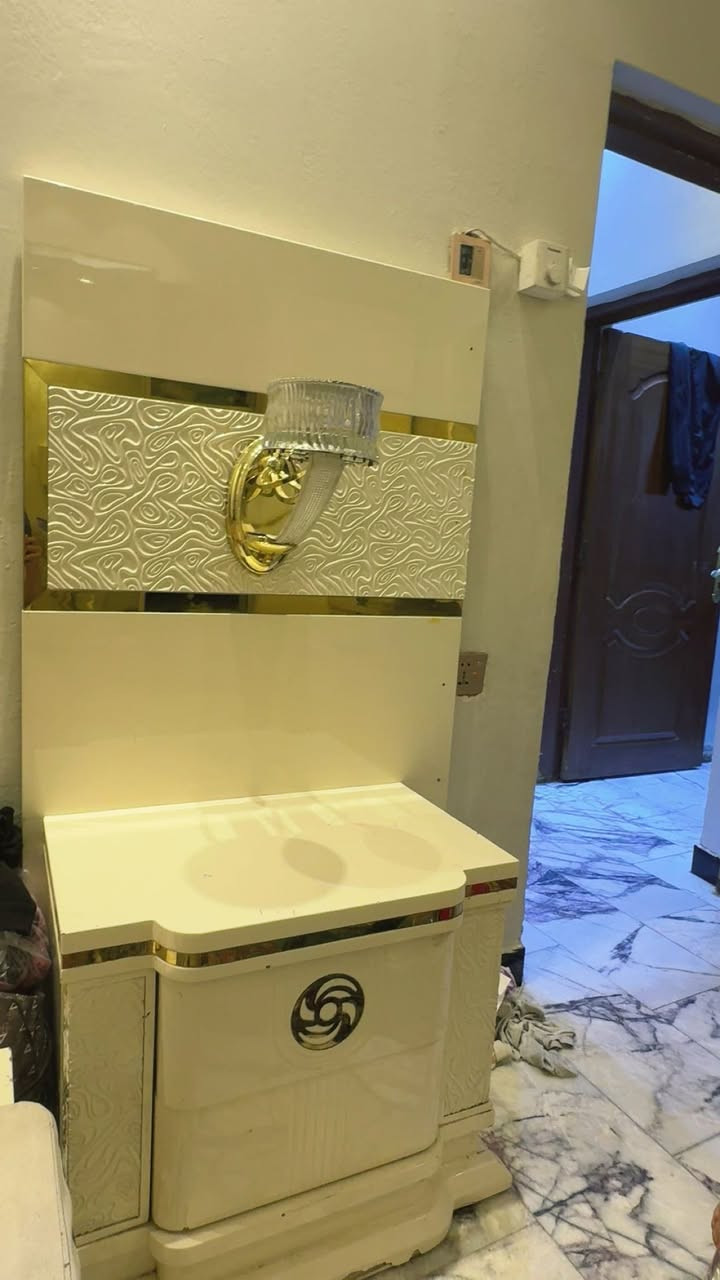 غرفه خشب تركي اصلي 9 قطع مكان شهداء البياع بغداد السعر مليون وبي مجال سبب البيع صغر المساحه
***********
