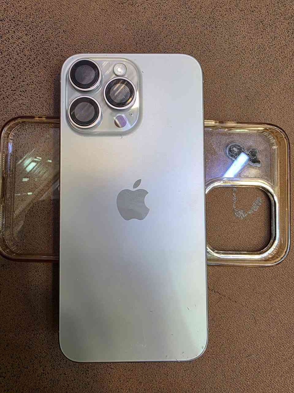 السلام عليكم شباب 
ايفون 15 Pro Max 📱
ذاكرة 256 💾
بطارية 89 🔋 
نضافة مثل مموضح كدامكم بالصور كلش نضيف 
الجهاز ممفتوح ولا مبدل بي شي ابد 
السعر 1,100,000 مليون و مئة ألف 💵
 مكان بغداد  تقاطع العامرية أو ابو غريب أو اي مكان قريب📍
هاتف ***********
