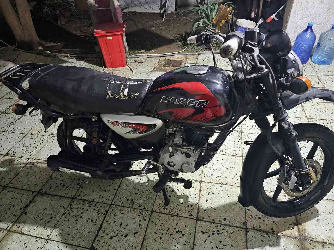 سلام عليكم دراجة بوكسر موديل ٢٣ جان بيها أوراق بس أوراقها انباكت لدراجة مجفتة مرة وحدة تجفيت شركة لدراجة مثل ما موضحة بالصور سعرها ٩٥٠ الف و بيها مجال للتواصل على الفيس او على هذا الرقم ***********
