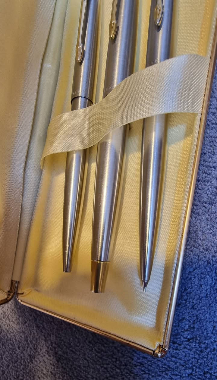 تحية طيبة   ،،،
#سيت_اقلام_باركر_ثلاثي 45 PARKER 
             الصنع : امريكي #اصلي  ، MADE IN USA  ، 
             مستخدم  ، إنتاج #قديم  ، بالعلبة #الأصلية  ، 
               سلاية مصنوعة من الذهب عيار 14K  ، 
       حبر + جاف + رصاص  / مصنوع من الستانلس ستيل، 
السعر : 135 الف ، 
يوجد توصيل  .


**إذا كنت صاحب هذا الإعلان وتريد حذفه لأي سبب، رجاءا أرسل رسالة إلى الدعم الفني**