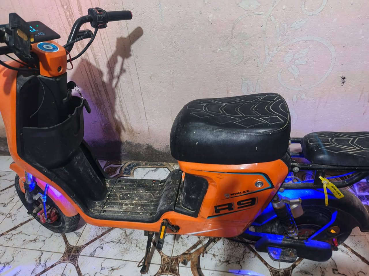 سلام عليكم دراجه شحن للبيع السعر 200وبيه مجال مكانه البصره ابو الخصيب الاسمده تجي تاخذ من باب البيت الدراجه تشتغل وتمشي قليل وتخلص شحن ماعرف شبيه بطاريات غير شيي ماعرف بعد تجي تفحص رقم الهاتف ***********
