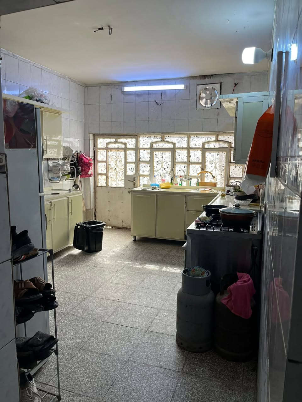 السلام عليكم بيت للبيع المساحه ١٥٠ متر العنوان بغداد جكوك الاساتذه قرب المدرسه الاهليه البيت طابو صرف  باسمي سعر البيت (٣٠٠)مليون وبي مجال  اخوان فده اروحلكم لي مايعرف بااسعار المنطقه لحد يعلق البيت حاسبه كاع اي استفسار الرقم ***********
