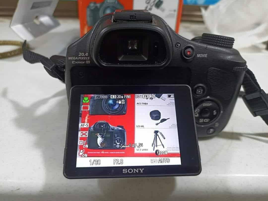 للبيع كاميرا سوني مستعملة
الطراز HX400V 
زوم D50 حقيقي
تحكم زوم يدوي واوتوماتيكي
وضميات تصوير احتراقية معالج EXMORE مضاد للتشويش ومذهل للتصوير اليلي
 عدسه CARL ZESS 24.1 الالمانية بطارية تصوير فملي حتى 500 صوره بدقة 4k 
تصوير فيديو بصيفة و تصوير سينماني بدقة وضوح FULL HD1980+1250
مكانية ضافة كسسوارات خارجية مكانية وصل مايك خارجي وصل عن طريق #البلوتوت_والواي_فاي والتحكم الكامل من الموبايل ببرنامج خاص كامره 
سعره 330قفل للبيع لو مراوس الكاميرا 
مكانك الشطره ***********  ولك واتساب خابرني 
اني ماجيك انته تعال للسليمان

