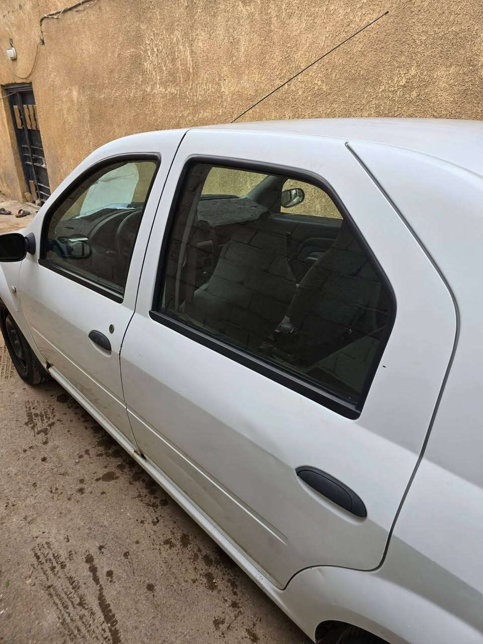 السلام عليكم سياره رينو لوكان مديل 2010  كير ومكينه مكفولات بيها فقط الجاملغ الخلفي مشأشر عليه بالصوره بي ضرر خفيف ما واصل للحوظ دواخله حلوه رقم كربلاء تحويل ثاني يوم السعر 40 وبيها مجال للشراي للاستفسار رقم ***********

