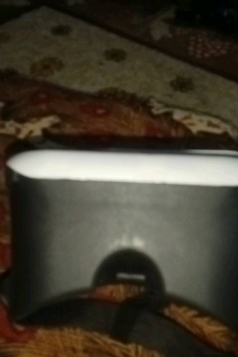 هذه نظارة VR Box ثلاثية الأبعاد، بحالة جيدة جداً وتستخدم لمشاهدة الأفلام والألعاب بتقنية الواقع الافتراضي بواسطة الهاتف الذكي. سهلة الاستخدام والتوصيل. مثالية لمحبي التكنولوجيا والترفيه الرقمي.