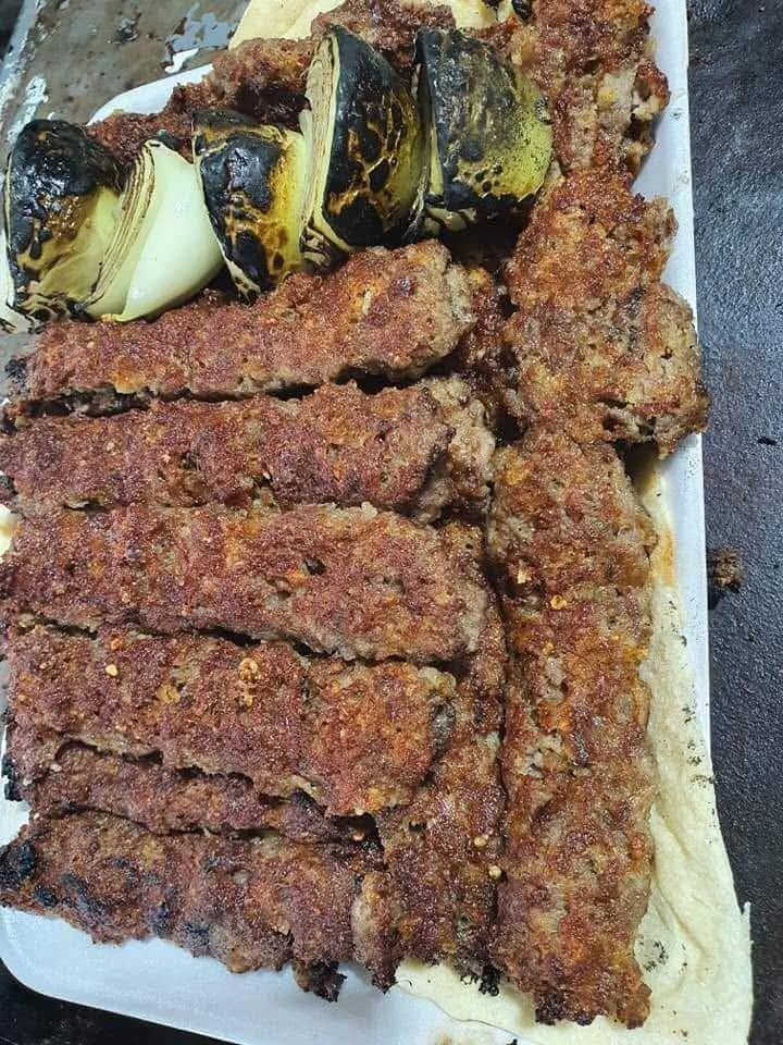كيلو ٢٠شيش ١٠٠٠٠عشره كباب دجاج
٨٠٠٠ لف دجاجه شوي ذبح مع رجلينها 
٢٠شيش ١٢٠٠٠ كباب لحم 
طرشي والخضره الطماطه
الشوي مجانا *********** آسيا 
*********** أثير 
الثلاثاء ٣٠ /٦ /٢٠٢٦
