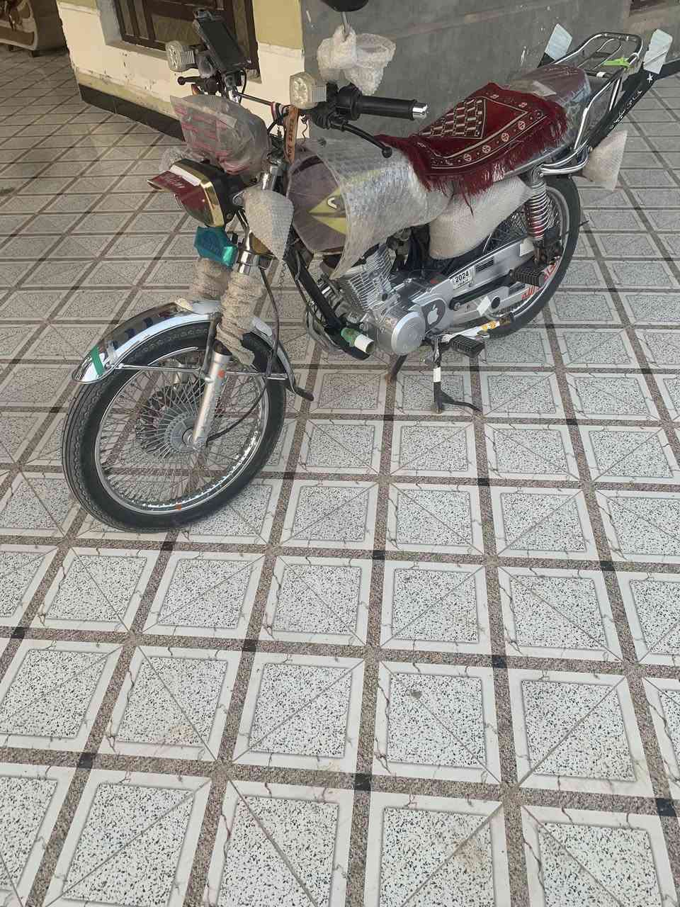 سلام عليكم دراجه للبيع تايكر ٢٠٢٣ اوراق اصولي داخله ب ٢٤ محرك مكفول كهربائية كله شغاله المكان واسط الزبيديه الرقم ***********
