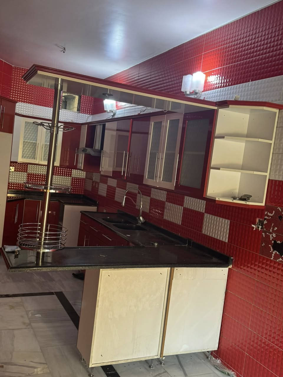 سلام عليكم كاونتر للبيع 17 متر الفوك وجوه تفصال اخو جديد مابي اي ضرار مفصخ خشب مالتهه hdf ضد المي  المرمر مالته صناعي درجه اولى العنوان الامين ثانيه*********** الصور مالته واضحه ول فيديو
