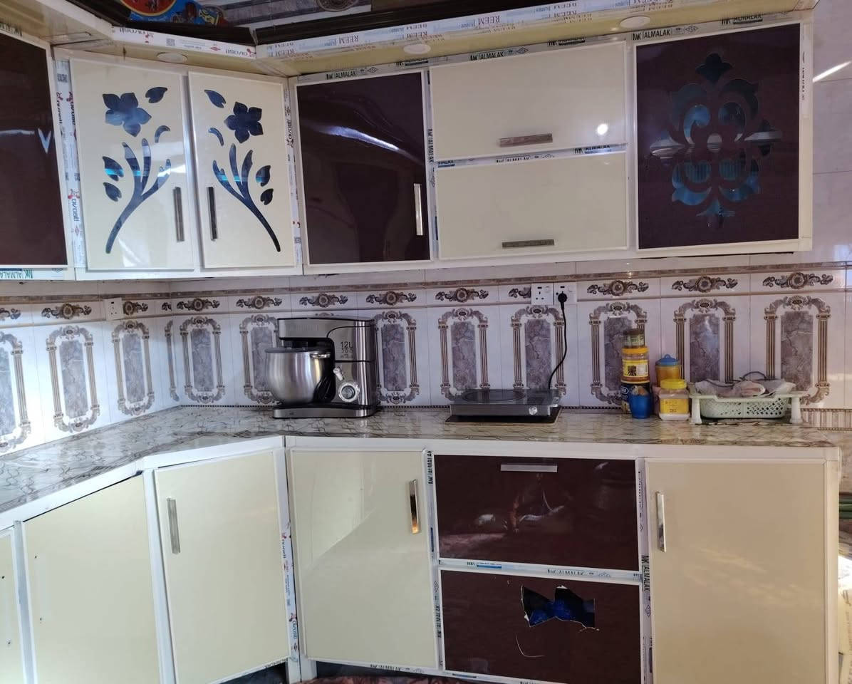 السلام عليكم للبيع كاونتر نظيف ٨٠ بالميه مكان صالحيه
***********
