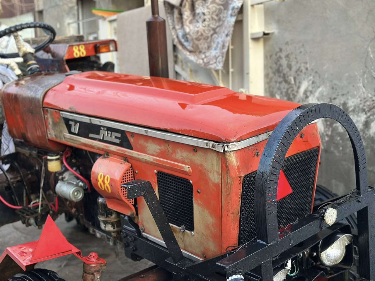 تراکتۆر مۆدێل ٨٨
هەموو گیانی بەشەرتە تایەکانی نوێیە گزۆز بیلادیە لەسەر دەقی بیلادی ماوەتەوە ڕنگی بیلادیی خۆیەتی لەپێشیی هەتا پشتی بەشەرتە نوقستانی تیانیە بەس ئەو دەعامیەی لەگەڵ نیە  ٦٠ گەڵاو مەعامەلەیکی برایانەی تێدایە ڕەقەم تەلەفۆنیش ***********
