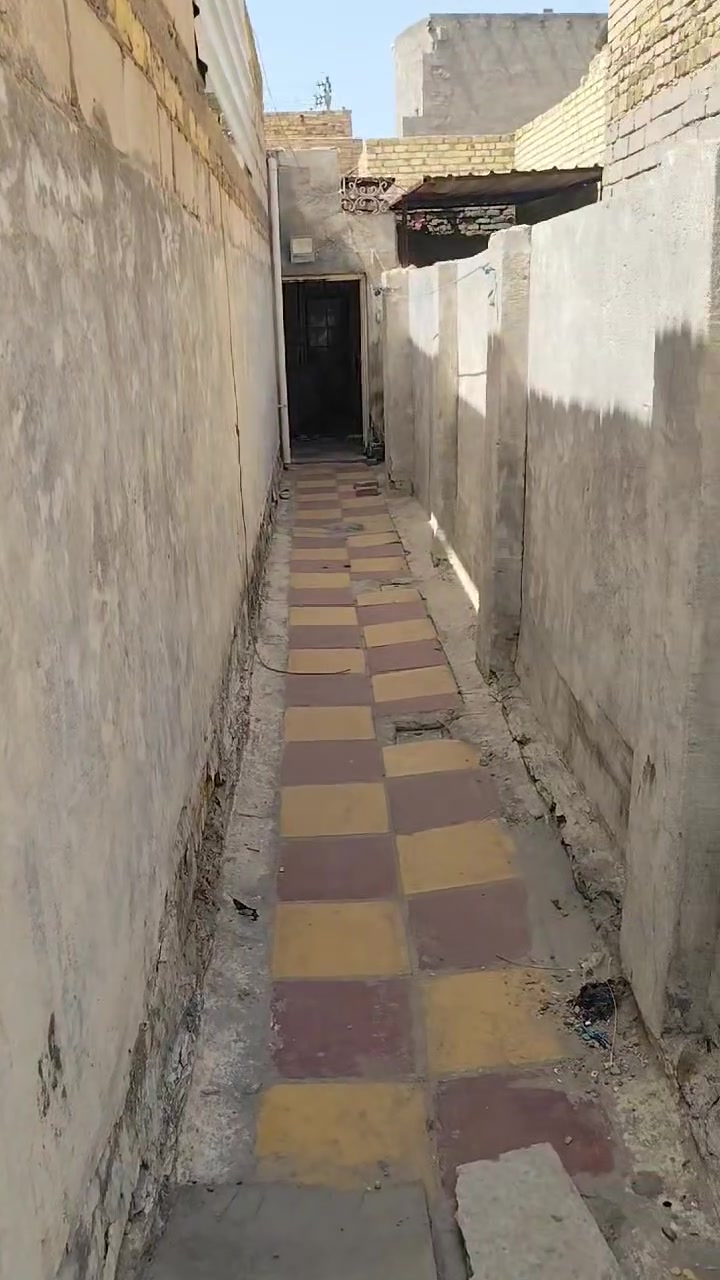 السلام عليكم الدار للبيع حي العسكري الشرقي قرب القاع الماسه مساحته 100 متر ممر نظيف رقم الهاتف ***********

