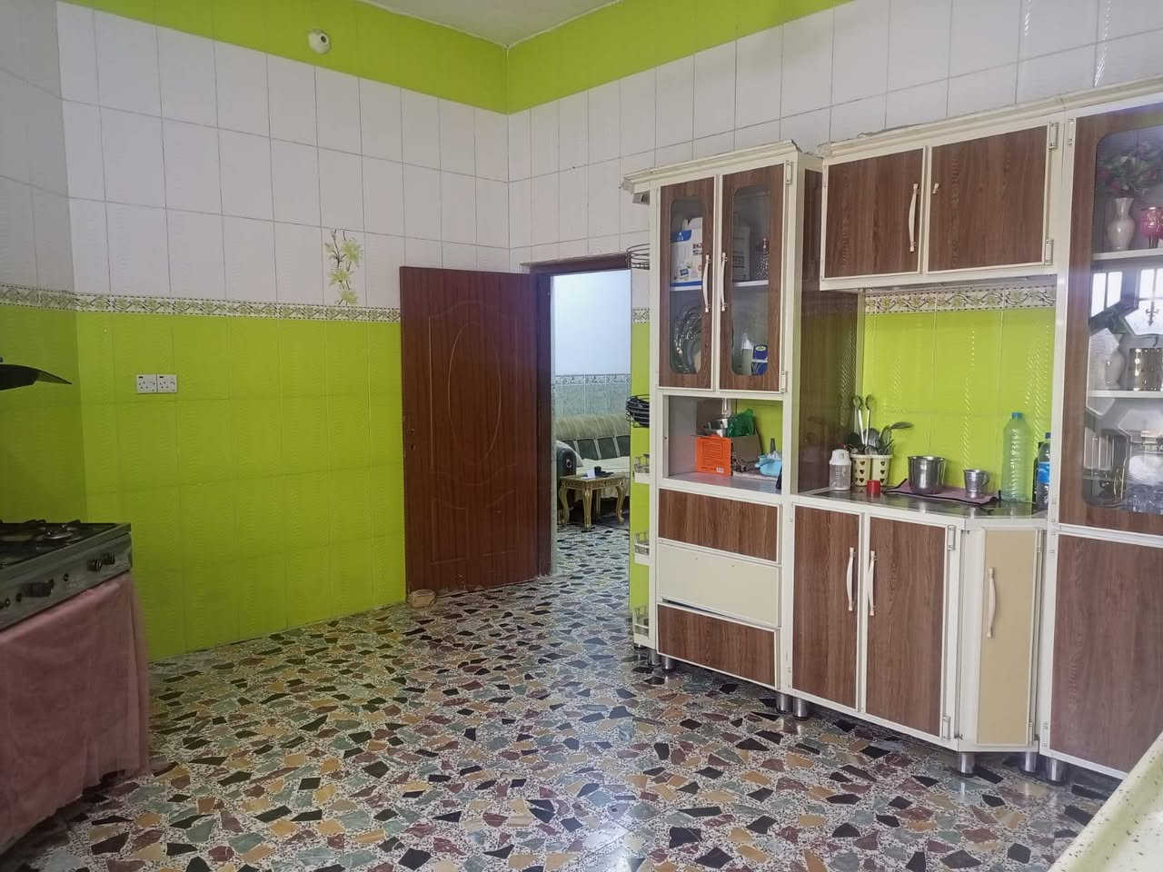 سلام عليكم بيت للبيع في منطقه الدبية على شارع مقابيلة ساحة مساحتة163طابقين الطابق الاول يحتوي(استقبال، مطبخ، صالة، غرفة واحدة، صحيات،منور) الطابق الثاني(غرفتين وهول بدون صحيات)
اللاستفسار 
***********
