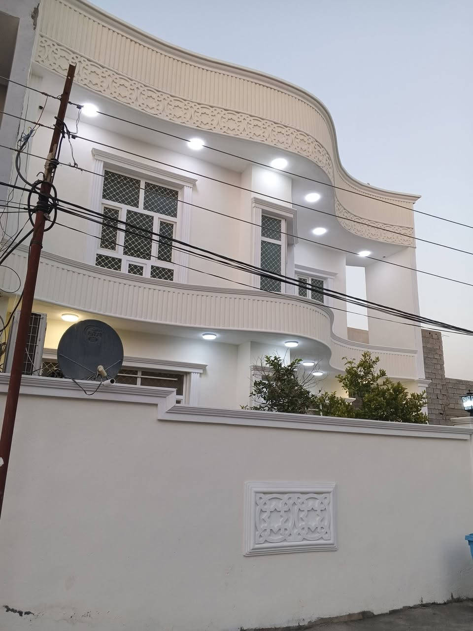 بسم الله..،🏠 بيت للبيع 200متر دور الزراعه الثالثه بصف الركن قرب المستوصف.🏥زراعي ملك 📄صرف سند 25 يحتوي الدار ع إستقبال وهول ومطبخ وصاله وغرفتين ومنور وصحيات .. طابق الثاني 🏡غرفتين وصاله وصحيات . للاستفسار الاتصال ☎️***********   السعر 160. وبي مجال بسيط
