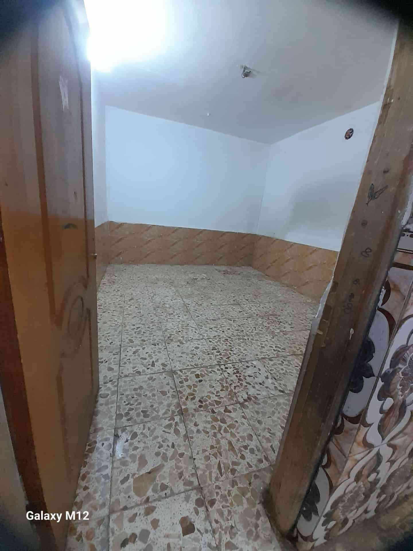 بيت للبيع  (80 متر 4*20  )حي ميسان قطاع 23 شارع الكهوه عرض الشارع 12 متر 
بناء عكاده الوجه سيراميك مغلف 
غرفه وصاله ومطبخ واستقبال وصحيات داخليه وخارجيه 
السعر 73 مليون وبي مجال قليل 
***********
