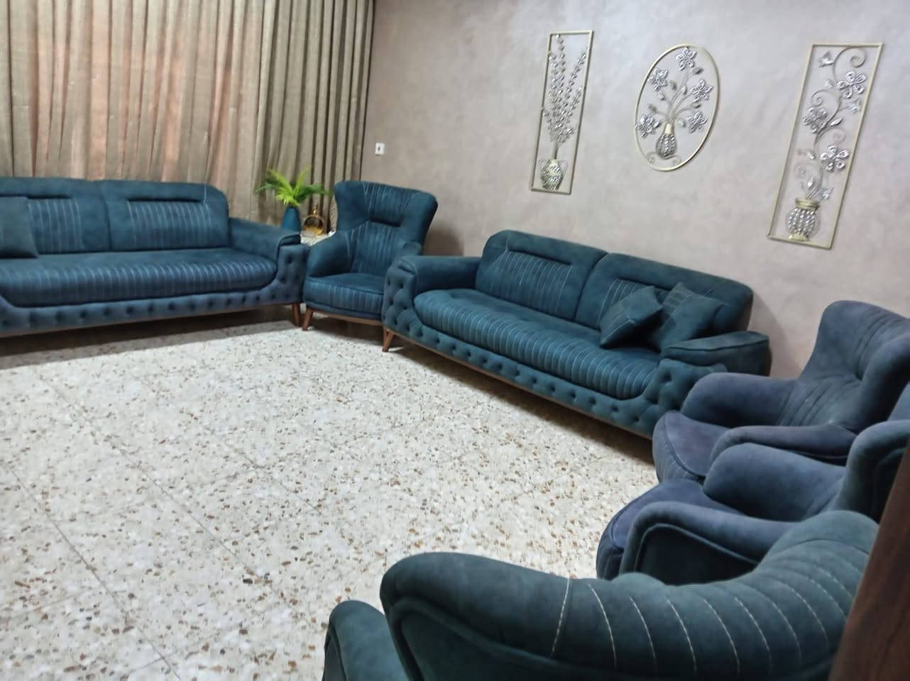 السلام عليكم عندي تخم تركي عشر مقاعد ونظافته 95% سعر750 وبي مجال قليل مكاني الغزاليه ***********
