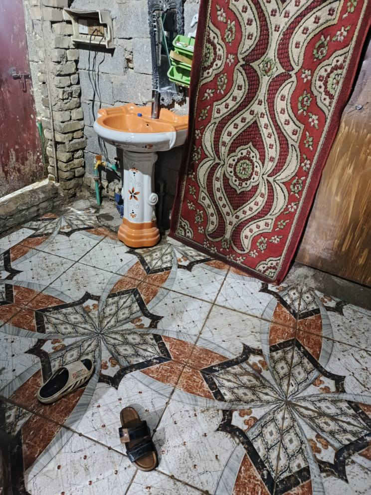 دار اللبع مساحه  130 متر يحتوي ديوانه مع مطبخ مع صاله مع خرفه مع غرفتين فوق صطح السعر 42 ملون بيه مجال قليل ارض ميريه تابع الزراعي تبليط ماي مجاري وكهرباء خوان شراي يتصل ويدلل  رقم *********** عمارة, ميسان
