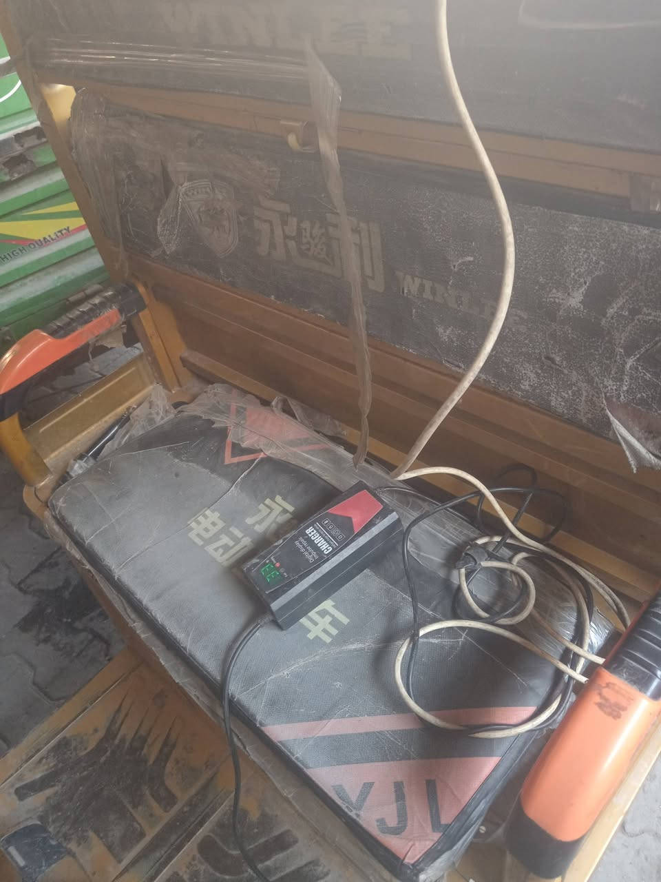 السلام عليكم ستوتة شحن للبيع بطاريات جديد قبل شهرين من شادهن ستوتة خير من الله وبسعر مناسب رغمي *********** الخاص مفتوح ادمن وافق رحمه لوالديك وشكرن
