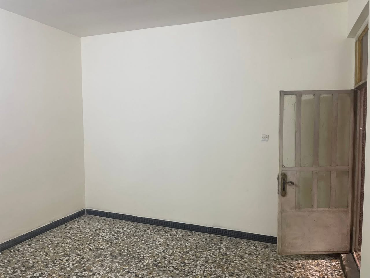 من رخصة الادمن

بيت للإيجار مساحة 175 م  

العنوان_ جسر ديالى الساهرون قرب المدرسه 

استقبال مطبخ صالة كبيرة غرفة نوم عدد 2حمام للاستفسار الاتصال أو واتساب ***********
