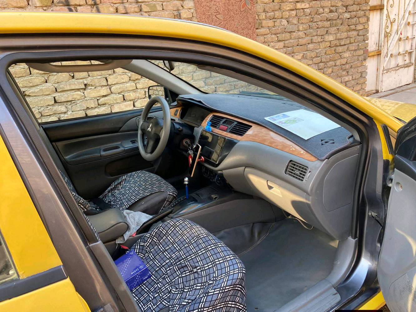 سيارة للبيع بحالة ممتازة من الداخل. الداخلية نظيفة ومعزولة بشكل جيد عن الأوساخ. المحرك قوي وفي حالة جيدة. هيكل السيارة قد يوجد به بعض الخدوش البسيطة. السيارة مناسبة للاستخدام اليومي ومريحة للقيادة.