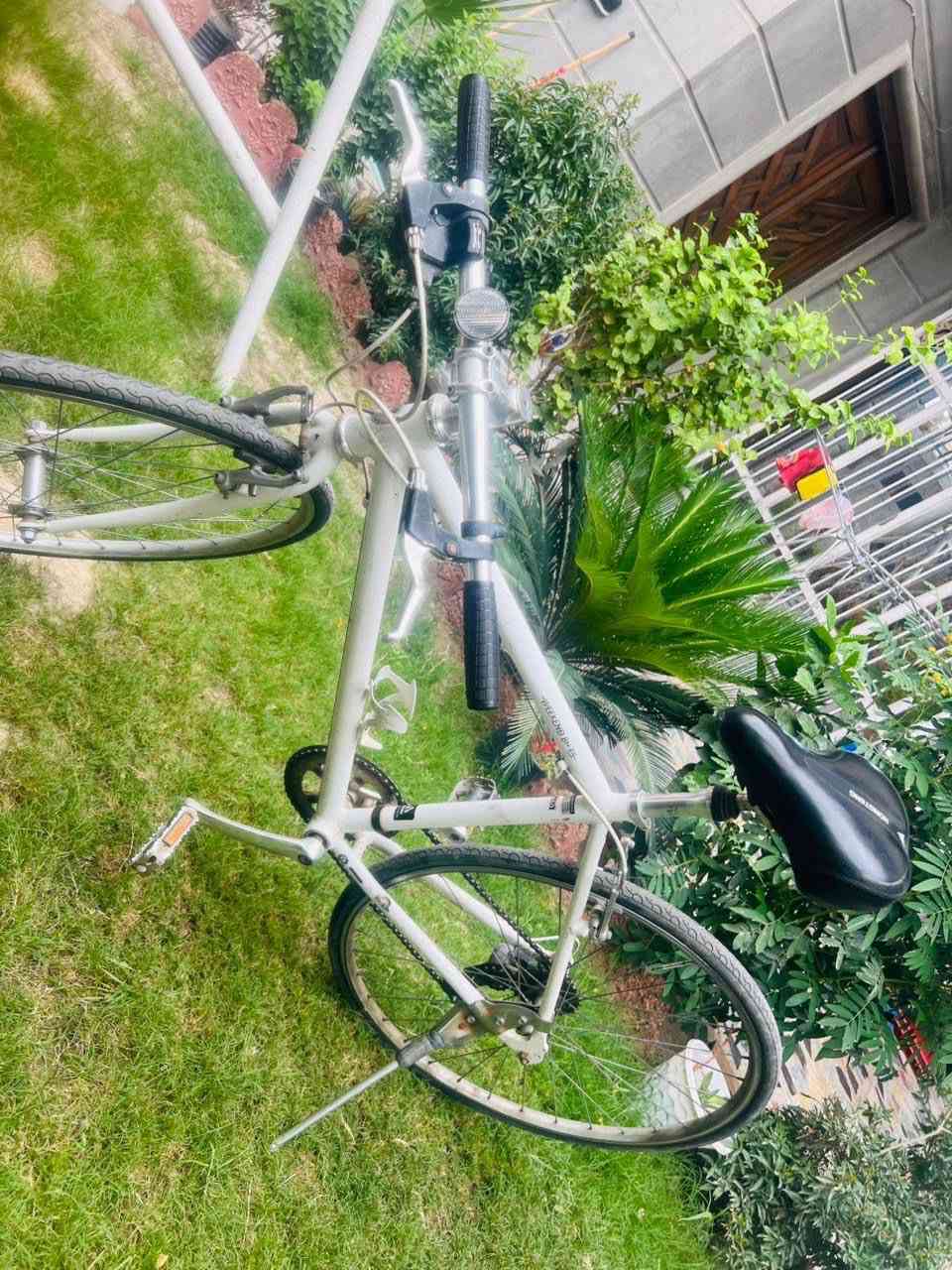 🚴‍♂️ بايسكل Weekend Bikes هجين بحالة ممتازة للبيع 🚴‍♂️
السلام عليكم شباب، متوفر بايسكل Weekend Bikes أصلي بحالة ممتازة جداً ونظيف، وجاهز للاستخدام مباشرة. البايسكل هجين (Hybrid) يجمع بين خفة وسرعة بايسكلات السباق وراحة بايسكلات المدينة، مثالي جداً للرياضة أو للتنقل اليومي.

⚙️ المواصفات والتفاصيل:

 الماركة: Weekend Bikes (الاسم واضح ومكتوب على الفريم بالفوسفوري).

 الهيكل (الفريم): ألمنيوم خفيف وقوي، بلون أبيض مميز وتصميم كلاسيكي مريح.

 نظام السرعات: شيفترات ومكيف سرعات Shimano اليابانية الغنية عن التعريف (تحكم كامل وسلس بالسرعات للمرتفعات والمسافات الطويلة).

 المقعد (الصدر): مريح جداً ومزود بغطاء Riding مبطن لراحة تامة أثناء القيادة لمسافات طويلة.

 الإطارات: رفيعة وانسيابية مخصصة للشارع والأسفلت، تعطيك سرعة عالية بأقل مجهود.

 الملحقات: يحتوي على جك (مسند جانبي) بلادي + قاعدة مطرة ماء مثبتة على الفريم.

📝 ملاحظة للمشتري: 

البايسكل شرط مال حاوية، منزّله حتى ما غاسله، يعني يحتاج غسل فقط وغيره ماكو شي، كامل مكمل من كل النواحي.

💰 السعر والموقع والتواصل:

 السعر: 100 ألف (وبي مجال للشراي )

 الموقع: بغداد - حي العامل

 للاستفسار والتواصل: رقمي و موجود فيس بوك 
***********
