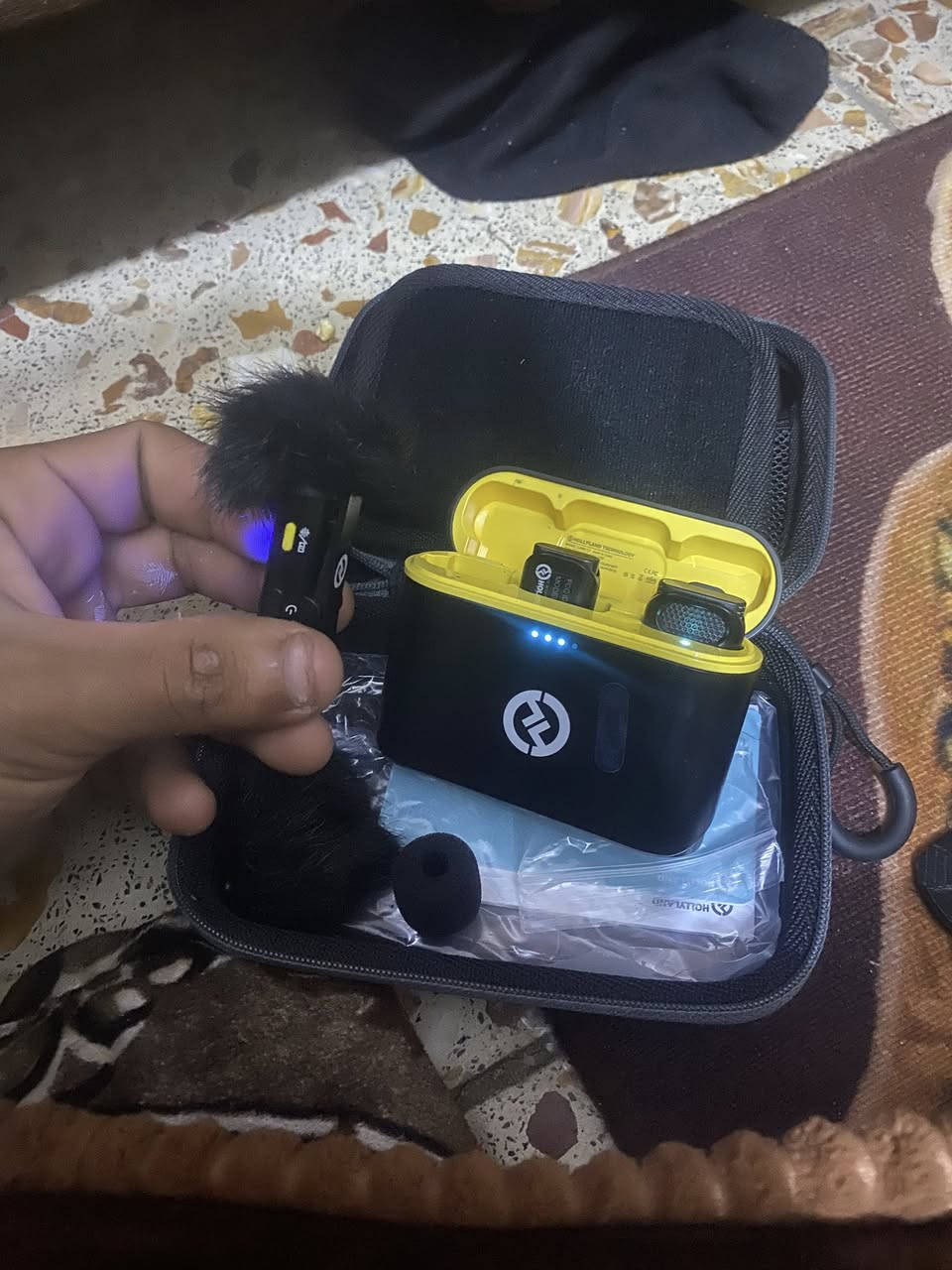 سلام عليكم نك مايك اصلي مال تصوير احط سعرك عجبني ابيعلك *********** مكاني بغداد شارع ااكفاح او مراوس بسماعه ايربود كون اصليه
